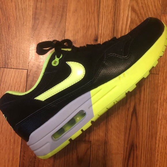 womens lime green and black nike shoes